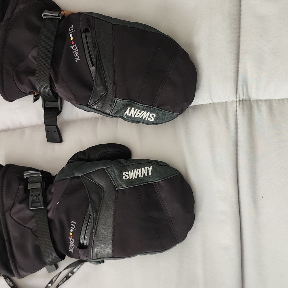 Swany Black Mittens